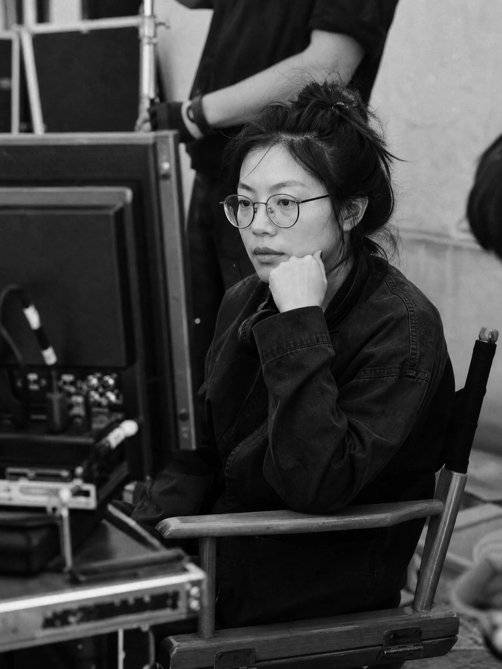 青年‍女性导演在片场工作